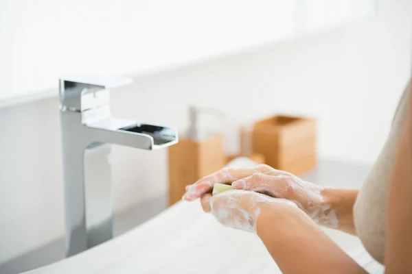 Mujer manos con barra de jabón — Foto de Stock