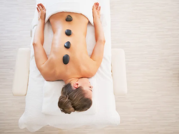 Mulher que coloca na mesa de massagem — Fotografia de Stock