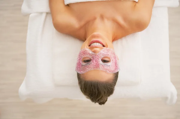 Mujer feliz con máscara ocular — Foto de Stock