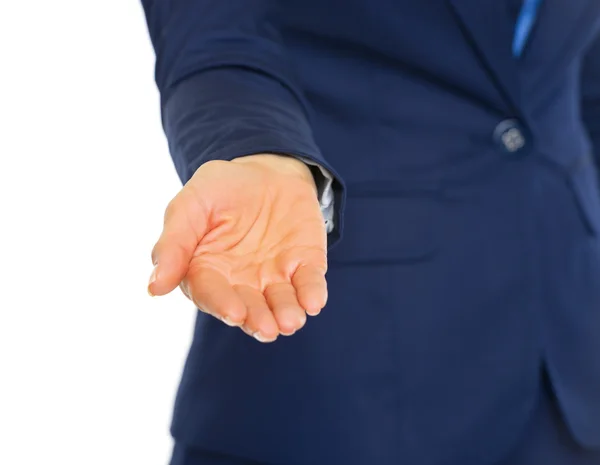 Mujer de negocios con la mano extendida — Foto de Stock