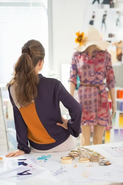 Diseñador de moda en busca de maniquí — Foto de Stock