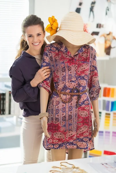 Glücklich Modedesignerin in der Nähe Schaufensterpuppe — Stockfoto