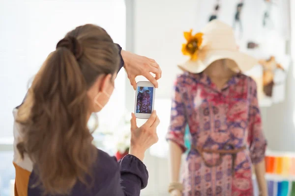 Diseñador de moda tomando la foto del maniquí — Foto de Stock