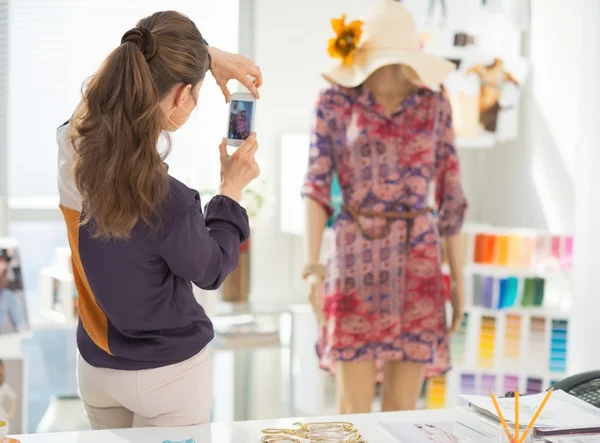 Diseñador de moda tomando la foto del maniquí —  Fotos de Stock