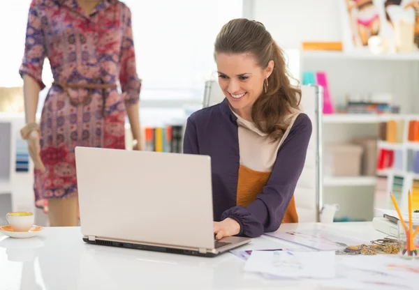 Motedesigner som arbeider med bærbar datamaskin – stockfoto