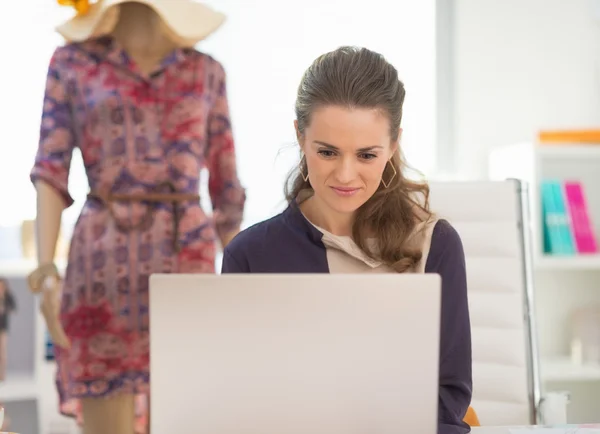 Mode-ontwerper werkt aan laptop in office — Stockfoto