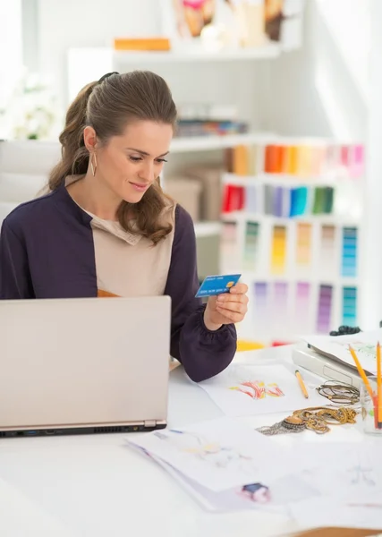 Diseñador de moda haciendo compras en línea — Foto de Stock