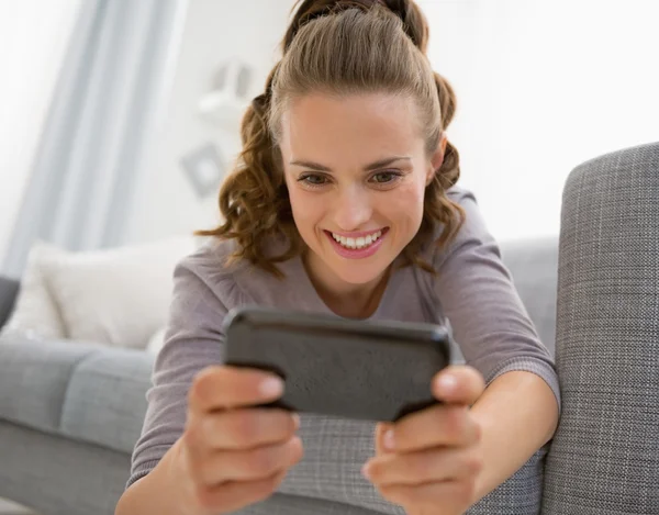 Happy young woman writing sms — Stock Photo, Image