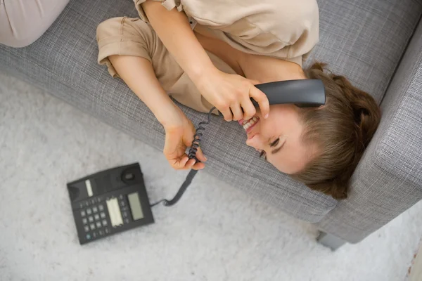 Femme sur canapé téléphone parlant — Photo