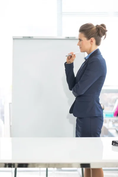 Nachdenkliche Geschäftsfrau — Stockfoto