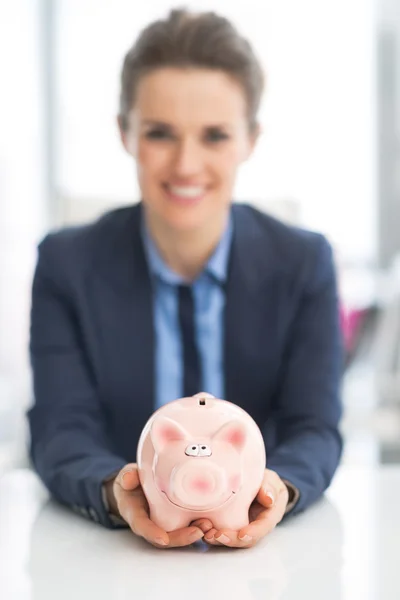 Zakelijke vrouw bedrijf piggy bank — Stockfoto