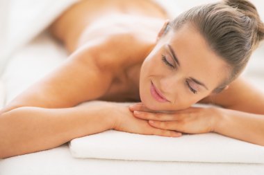 masaj masasında döşeme kadın