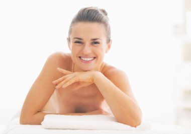 masaj masasında döşeme kadın