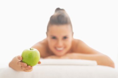 kadın masaj masası ve gösteren elma