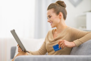 kredi kartı kullanarak tablet pc ile mutlu bir kadın