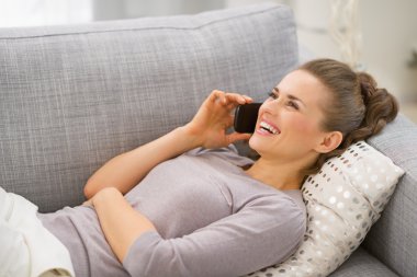 kadın kanepe ve cep telefonu konuşurken