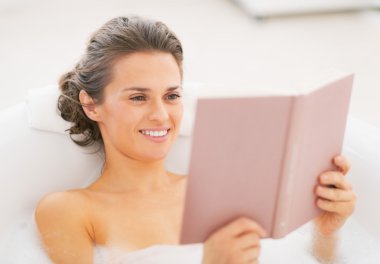 kitap okuma küvet içinde mutlu bir kadın