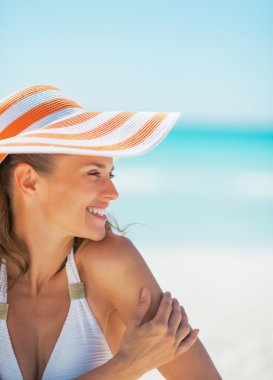 Sahilde şapkalı kadın