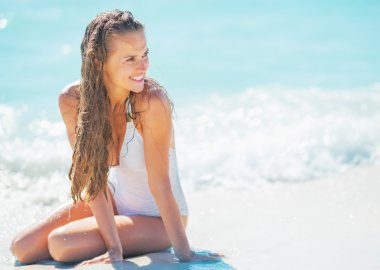 Sahilde oturan kadın