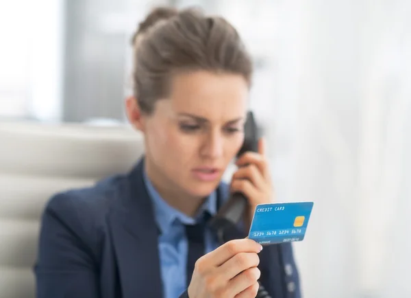 Business nainen luottokortilla puhuminen puhelin — kuvapankkivalokuva