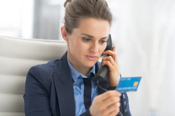 Ділова жінка з кредитною карткою розмовляє телефоном — стокове фото