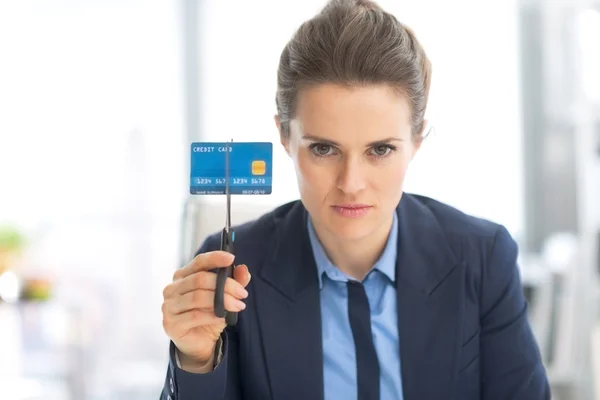 Geschäftsfrau schneidet Kreditkarte ab — Stockfoto