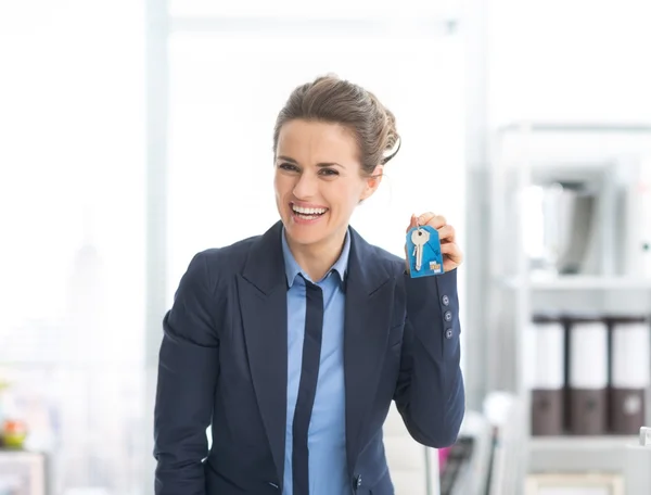 Mujer de negocios feliz mostrando llaves —  Fotos de Stock