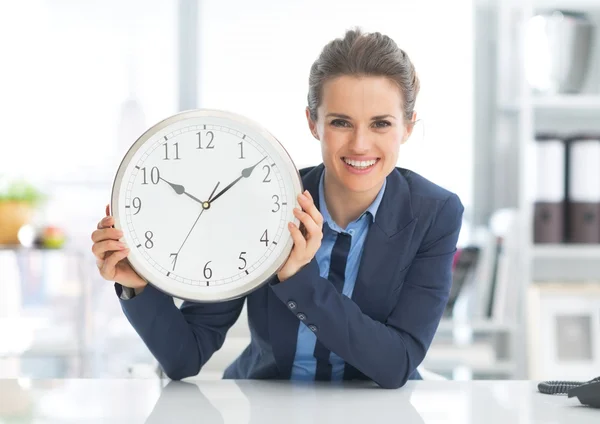 Happy business woman showing clock — Stock Photo, Image