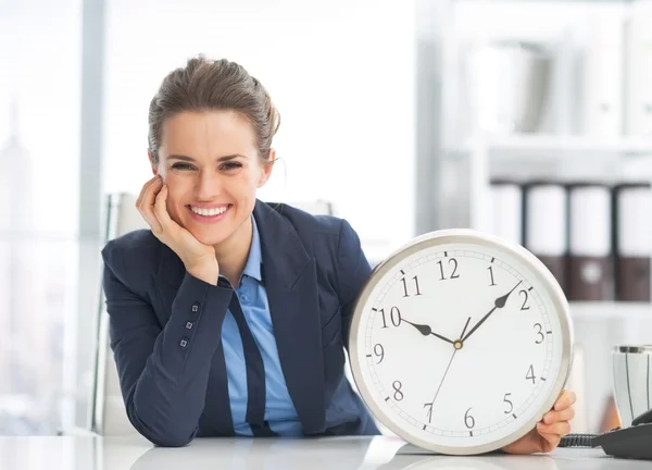 Geschäftsfrau zeigt Uhr — Stockfoto