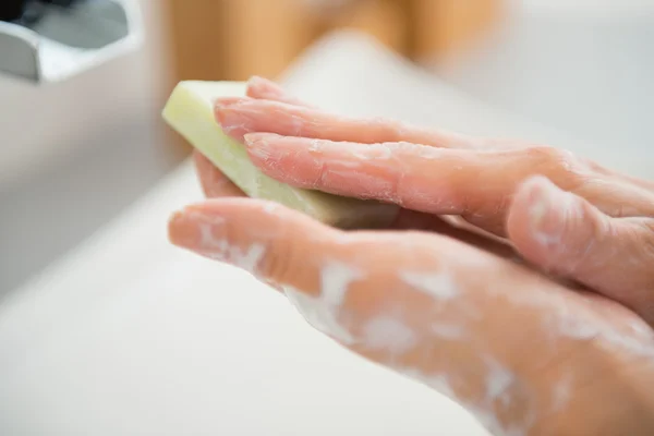 Vrouw handen met zeep bar — Stockfoto