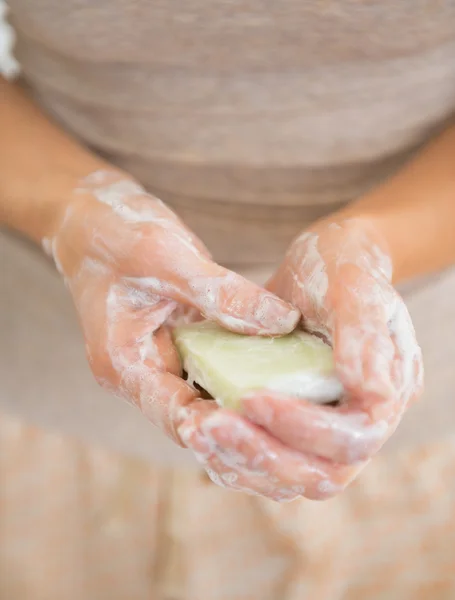女性石鹸で手 — ストック写真
