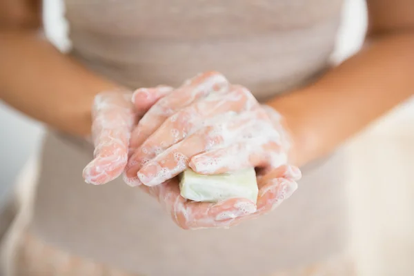 Mani donna con sapone bar — Foto Stock