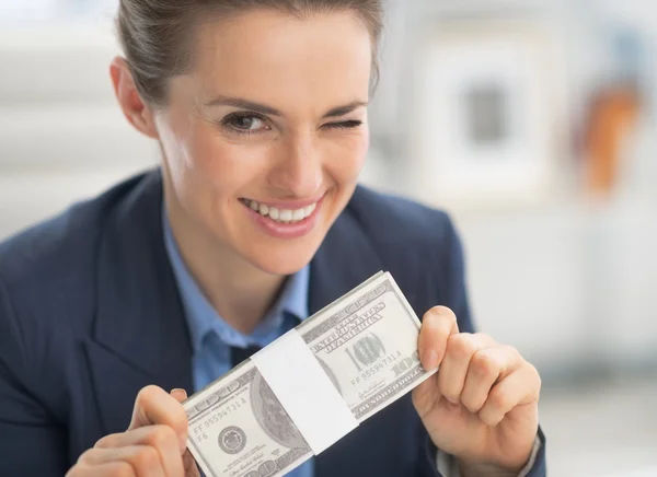 Negócios mulher dinheiro pack e piscando — Fotografia de Stock