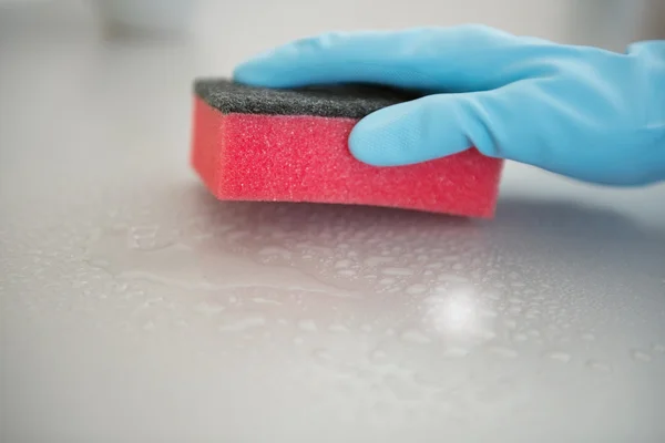 Housewife cleaning desk — Stock Photo, Image