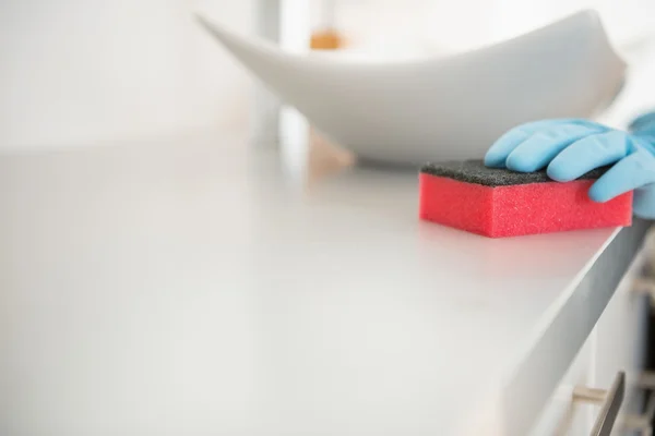 Woman cleaning desk in bathroom — Stock Photo, Image