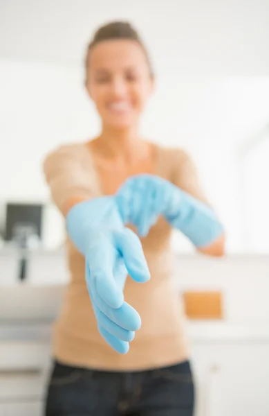 Ama de casa con guantes — Foto de Stock