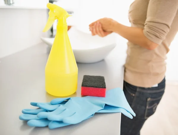 Sponge gloves and spray bottle — Stock Photo, Image