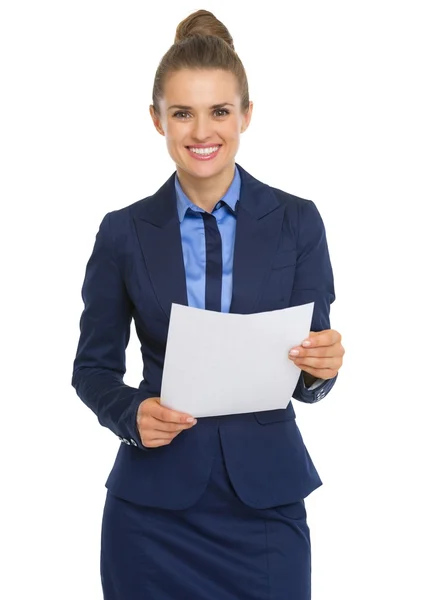 Donna d'affari sorridente con documento — Foto Stock