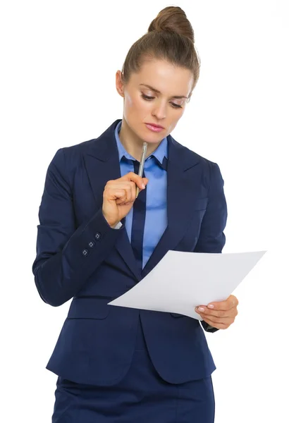 Mujer de negocios examinando documento —  Fotos de Stock