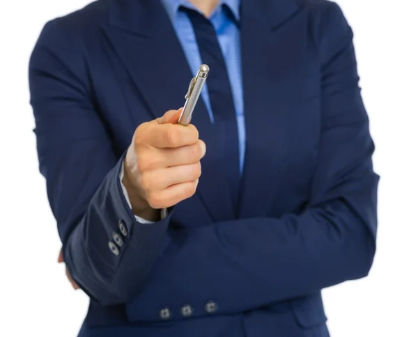 Mujer de negocios señalando en cámara — Foto de Stock