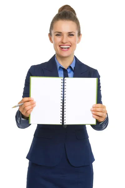 Mulher de negócios mostrando bloco de notas aberto — Fotografia de Stock