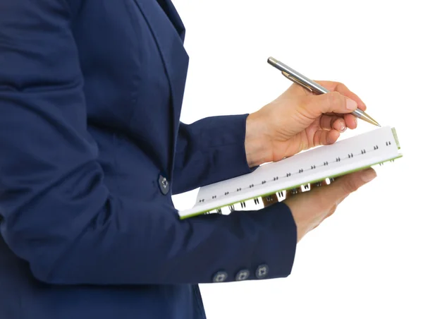 Mujer de negocios escribiendo en bloc de notas — Foto de Stock