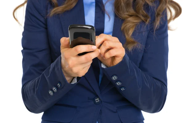 Zakelijke vrouw schrijven sms — Stockfoto