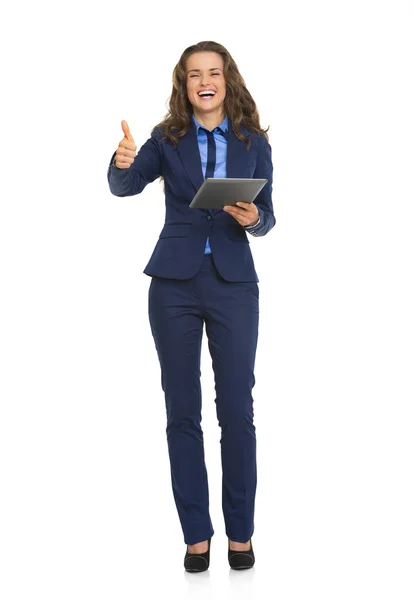 Geschäftsfrau mit Tablet-Daumen nach oben — Stockfoto