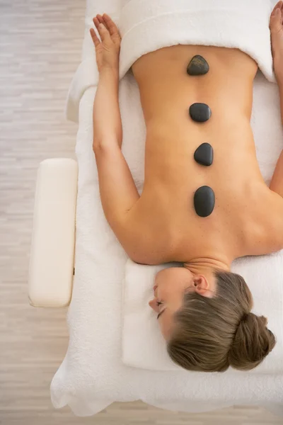 Žena přijímající masáž horkými kameny — Stock fotografie