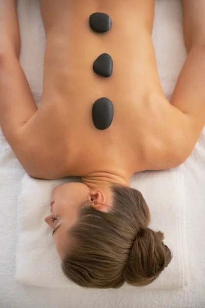 Woman receiving hot stone massage — Stock Photo, Image