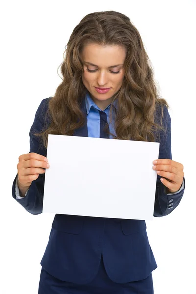 Mulher de negócios mostrando papel em branco — Fotografia de Stock