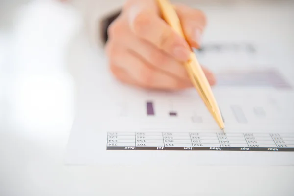 Frau überprüft Dokument — Stockfoto