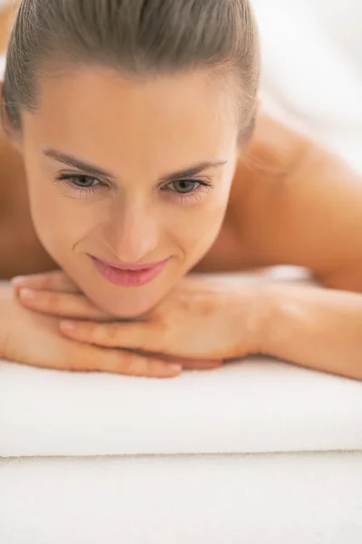 Frau liegt auf Massagetisch — Stockfoto