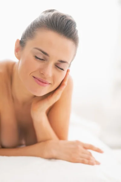 Mulher relaxante na mesa de massagem — Fotografia de Stock